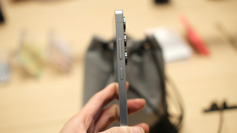 Affichage des boutons latéraux sur le côté d'un téléphone Samsung.