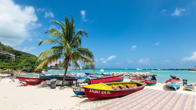 Des bateaux de pêche bordent la plage d’Ocho Rios, en Jamaïque.