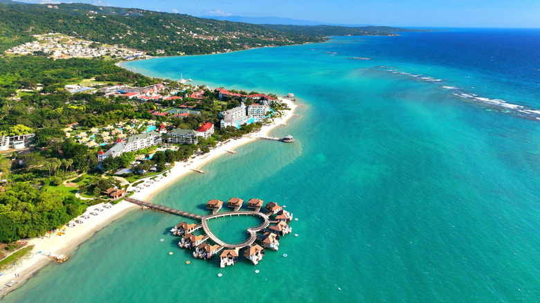 Une vue aérienne des bungalows sur pilotis en forme de cœur du Sandals South Coast Hotel.