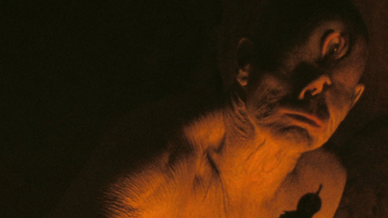 Le cyclope dans une grotte entourée de ténèbres dans L'Odyssée de Christopher Nolan