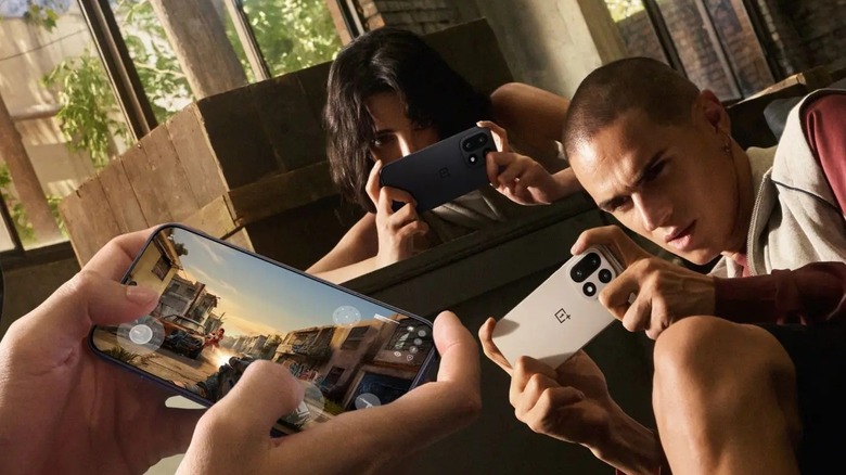 Image promotionnelle de personnes jouant sur un OnePlus 15