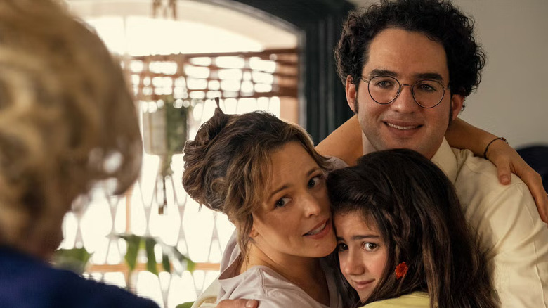 Barbara, Herb et Margaret s'embrassent devant Sylvia dans Are You There, God ? C'est moi, Margaret