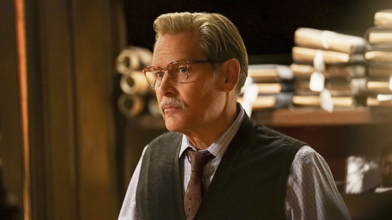 James Remar dans le rôle de Peter Gambi debout devant un mur de tissu dans Black Lightning
