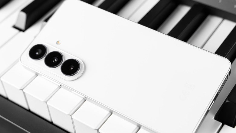 Un Samsung Galaxy S26 blanc sur un clavier de piano