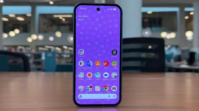 Google Pixel 10a debout sur un bureau