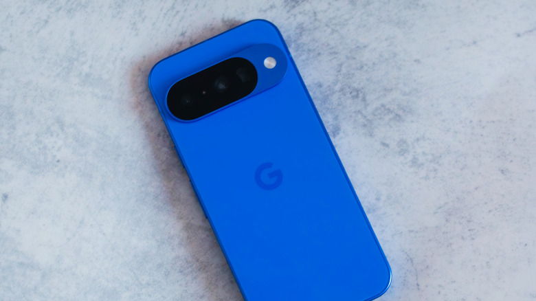 Un smartphone Pixel 10 bleu face cachée sur du marbre