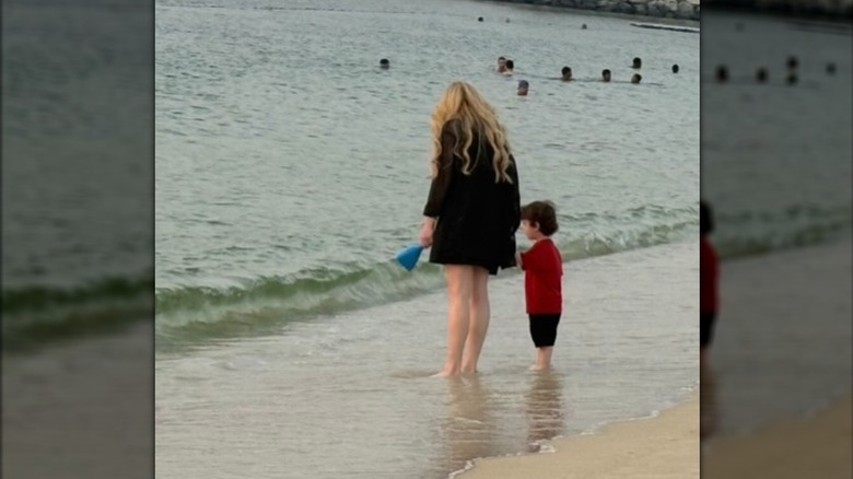 Lindsay Lohan tient la main de son fils Luai à la plage