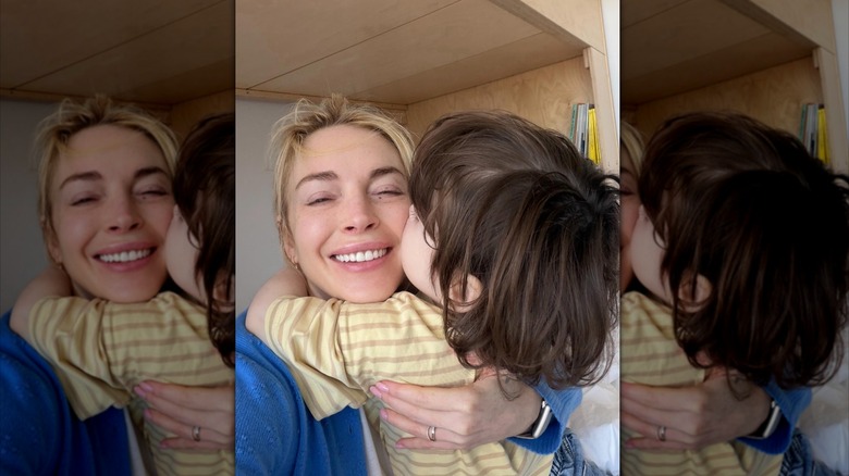 Luai, le fils de Lindsay Lohan, lui fait un bisou sur la joue