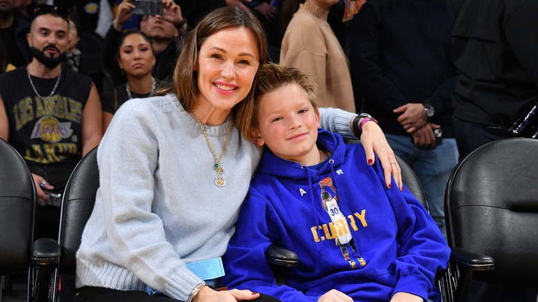 Jennifer Garner et son fils Samuel Affleck lors du match NBA Los Angeles Lakers contre Golden State Warriors à Los Angeles en mars 2023