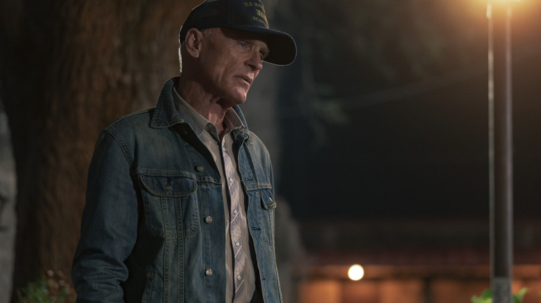Everett McKinney d'Ed Harris se tient dehors la nuit à Dutton Ranch