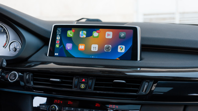Interface Apple CarPlay sur l'écran d'infodivertissement monté sur le tableau de bord d'une voiture.