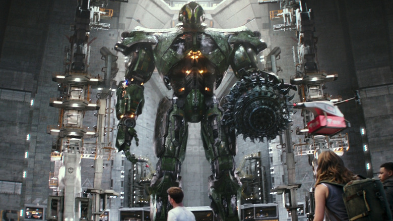 Un Jaeger géant est vu sous un angle faible dans un hangar dans Pacific Rim Uprising
