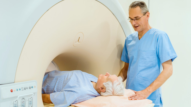 Radiologue parlant avec un homme subissant une IRM de la prostate