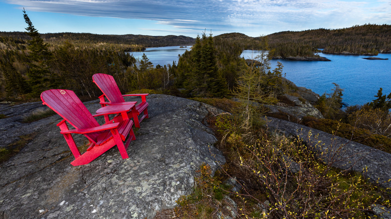 Chaises rouges de Parcs Canada surplombant le lac Supérieur dans le parc national Sakaskwa