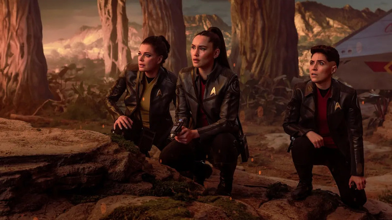l'équipage de l'Enterprise, accroupi et semblant inquiet sur une planète extraterrestre dans Star Trek : Strange New Worlds