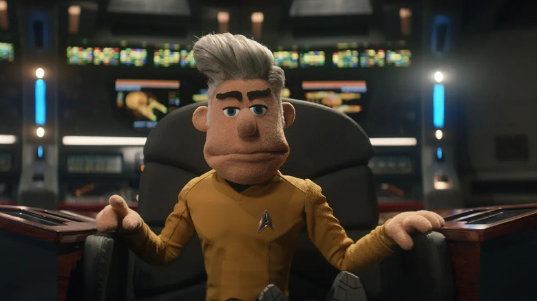 Capitaine Pike en marionnette, assis dans le fauteuil du capitaine dans Star Trek : Strange New Worlds