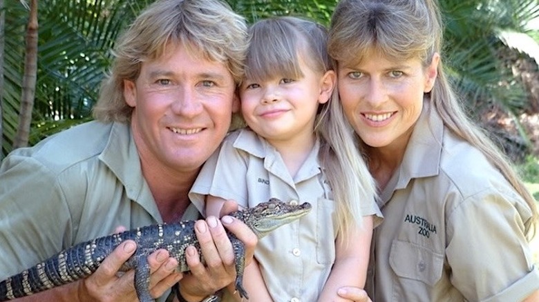 La jeune Bindi Irwin pose avec ses parents et un bébé crocodile