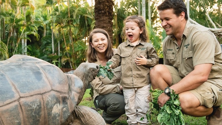 Bindi Irwin, son mari et sa fille Grace nourrissent une tortue