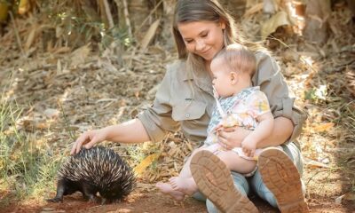 « Les nouveau-nés sont comme de minuscules animaux » : comment la vie sauvage de Bindi Irwin l'a préparée à la maternité