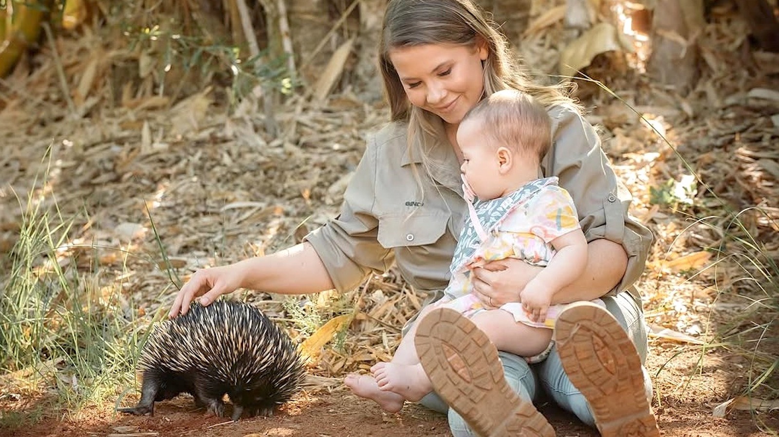 « Les nouveau-nés sont comme de minuscules animaux » : comment la vie sauvage de Bindi Irwin l'a préparée à la maternité