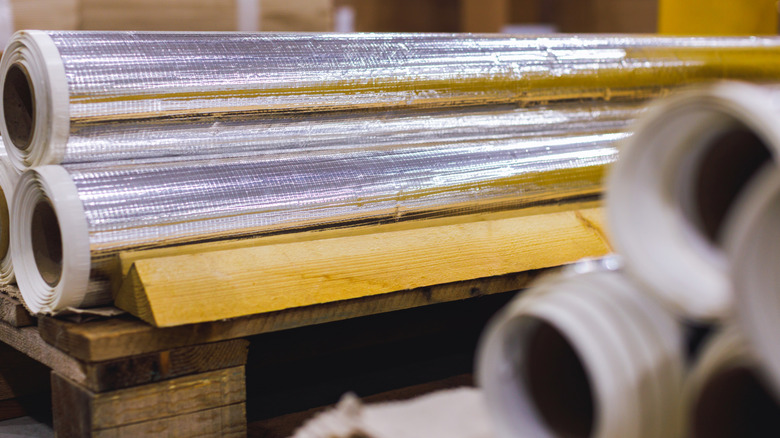 Grandes feuilles de papier d'aluminium dans un entrepôt