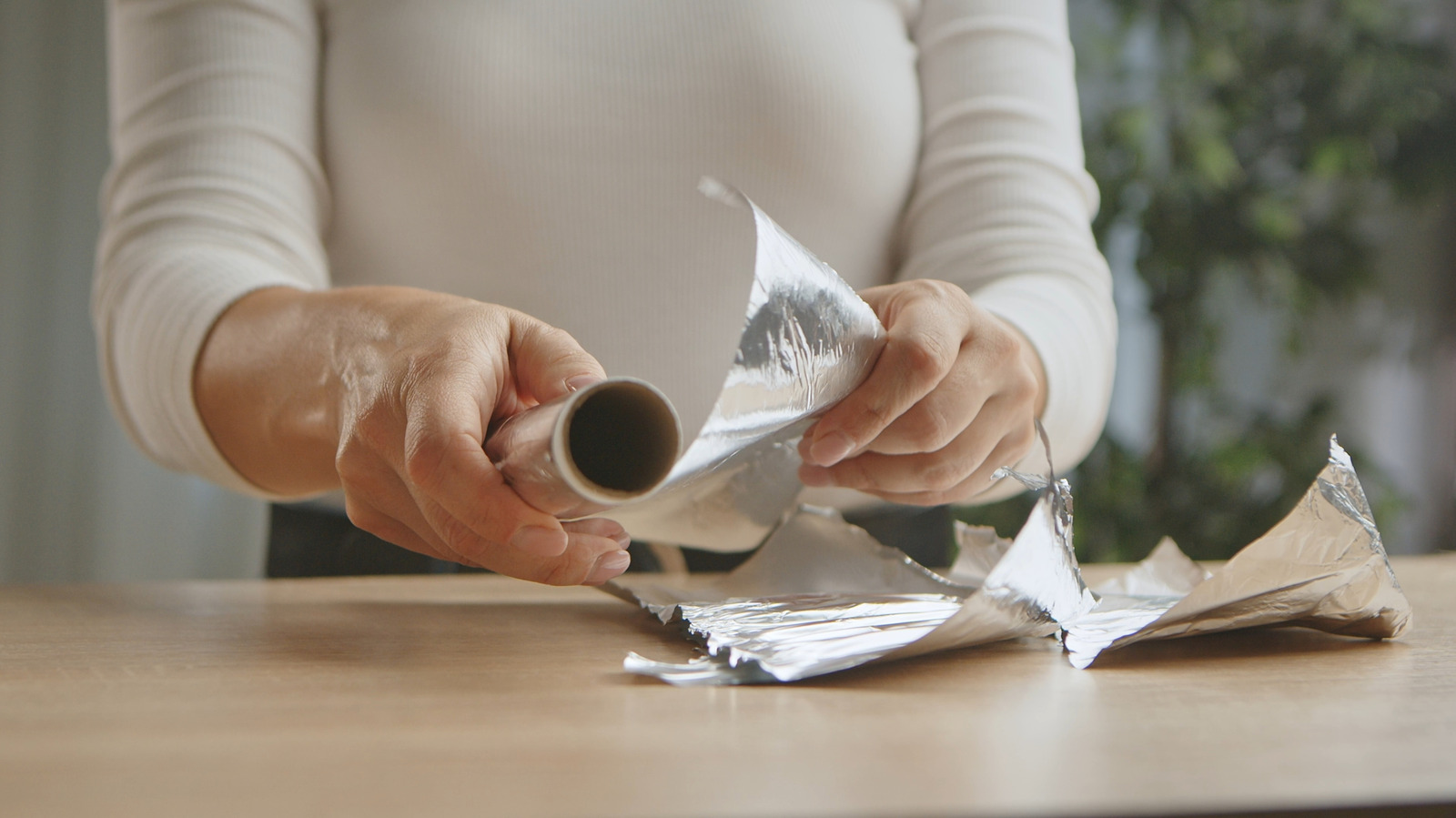 La raison pour laquelle le papier d’aluminium n’a qu’un seul côté brillant