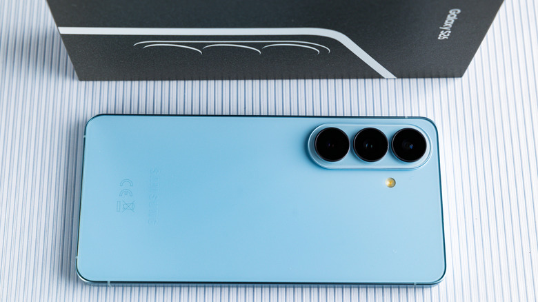 Le Samsung Galaxy S26, sorti de sa boîte