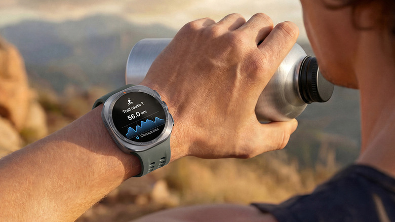 Personne portant la Galaxy Watch Ultra 2