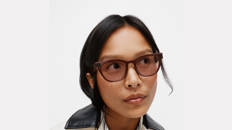 Une femme portant les nouvelles lunettes intelligentes de Samsung