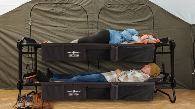 deux personnes allongées sur les lits superposés Sam's Club Large Disc-O-Bed