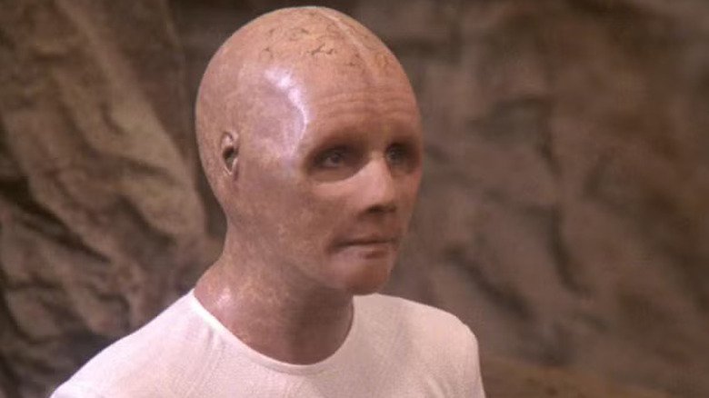 Un progéniteur portant une chemise blanche dans Star Trek : The Next Generation