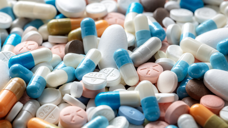 Comprimés et capsules de médicaments assortis