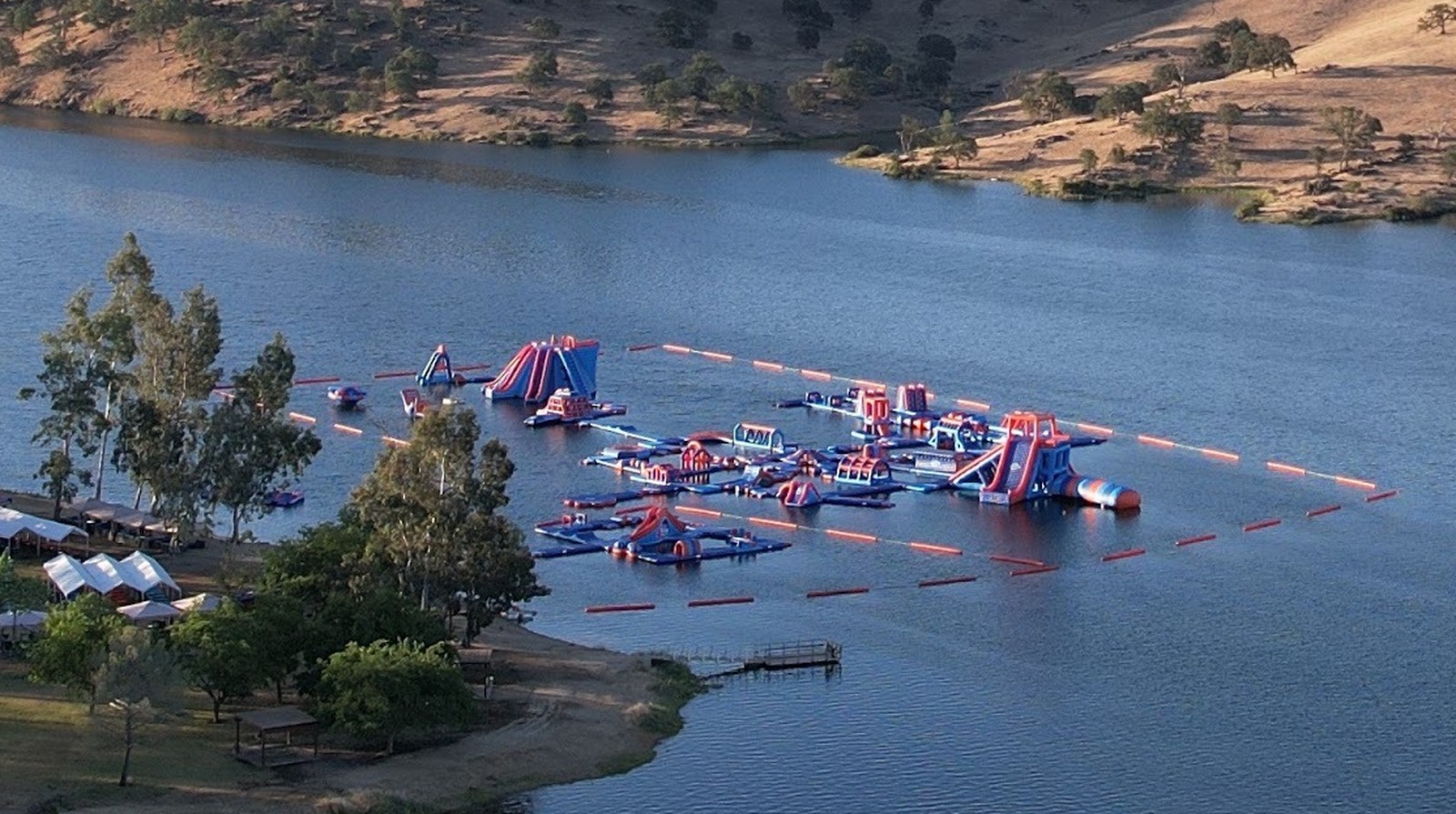 L'immense parc aquatique flottant et gonflable de Californie est le plus grand d'Amérique du Nord