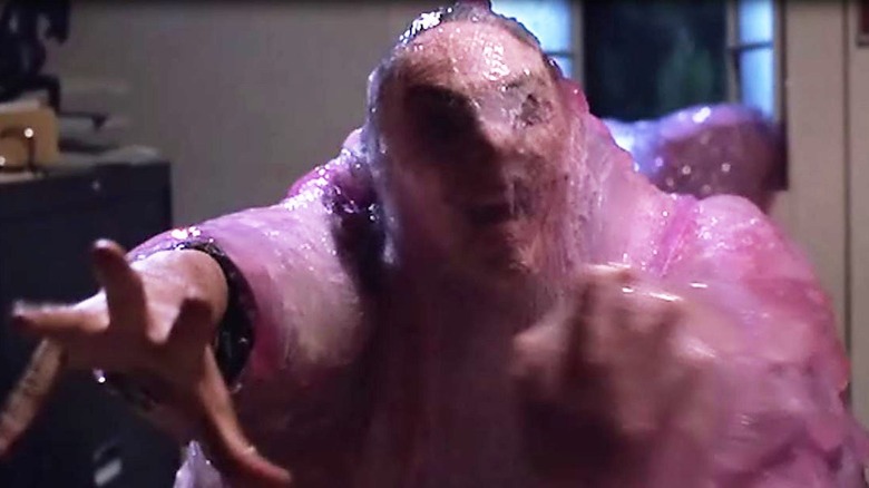 Un homme a été recouvert de Blob dans The Blob.