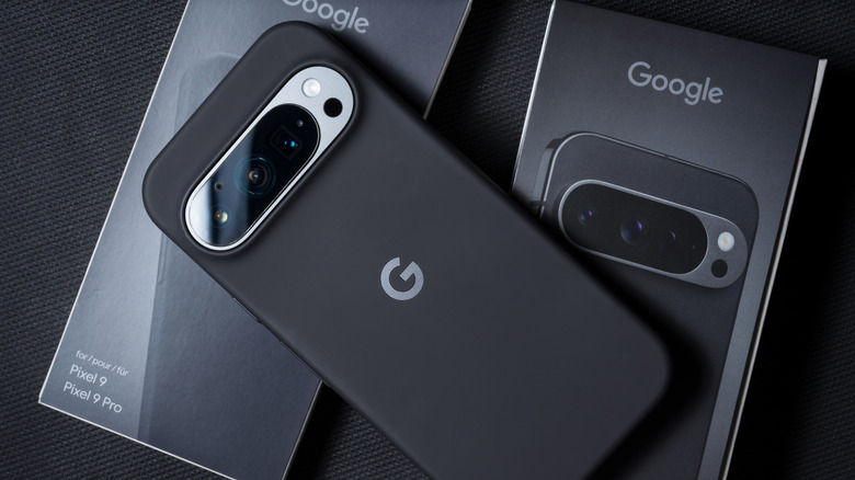 Un Google Pixel 9 Pro noir sur sa boîte.