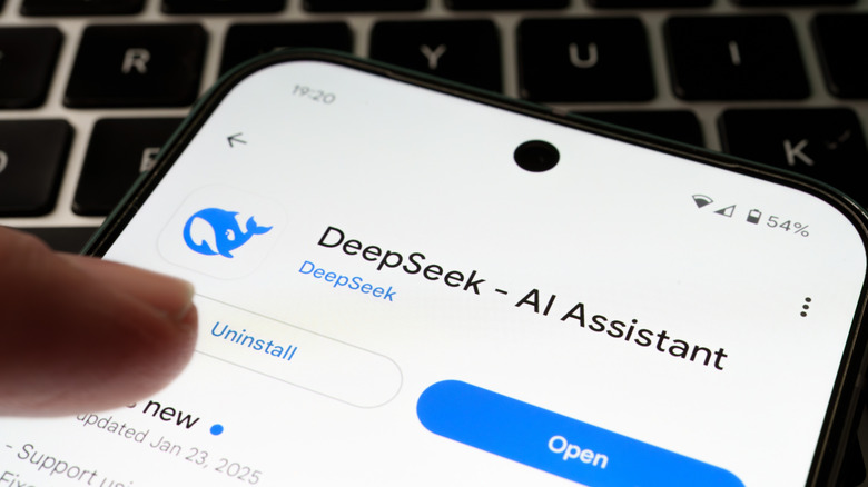 Une personne appuyant sur le bouton de désinstallation de l’application Deepseek AI sur un téléphone Android.