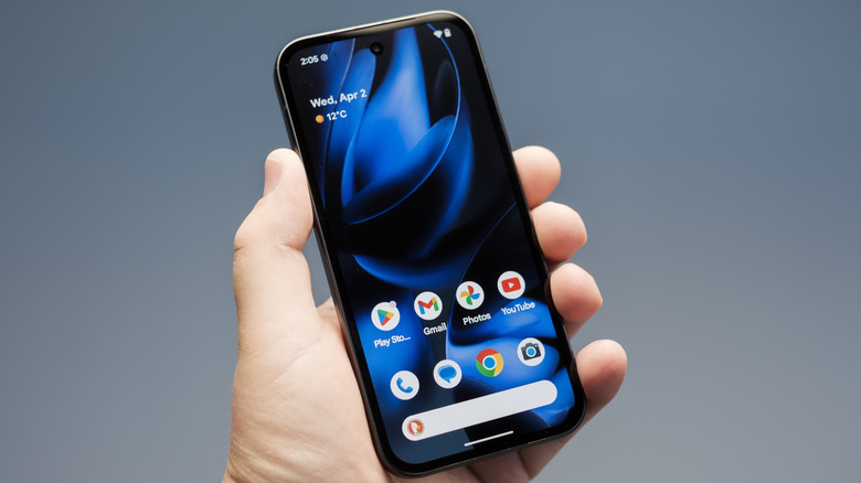 Personne détenant un smartphone Google Pixel 9.
