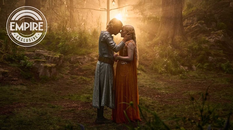 Celeborn et Galadriel s'embrassent dans Les Anneaux du Pouvoir