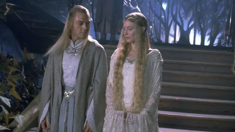 Celeborn et Galadriel descendent quelques marches dans Le Seigneur des Anneaux : La Communauté de l'Anneau