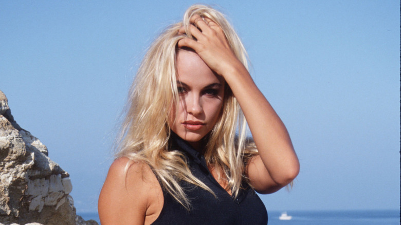 Pamela Anderson posant sur la plage au début des années 90