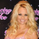 "Pourquoi pas ?" : Pamela Anderson a abandonné son style de maquillage habituel et n'a jamais regardé en arrière