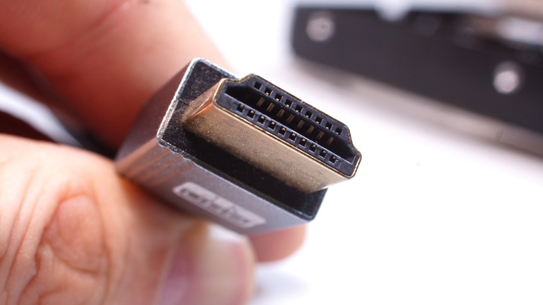 Gros plan d'un câble et d'un connecteur HDMI
