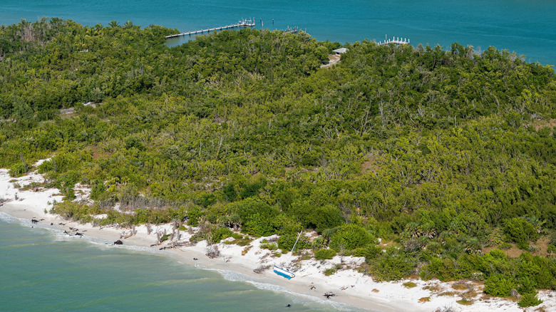 Vue aérienne d'un petit voilier échoué sur une plage vide de l'île Keewaydin