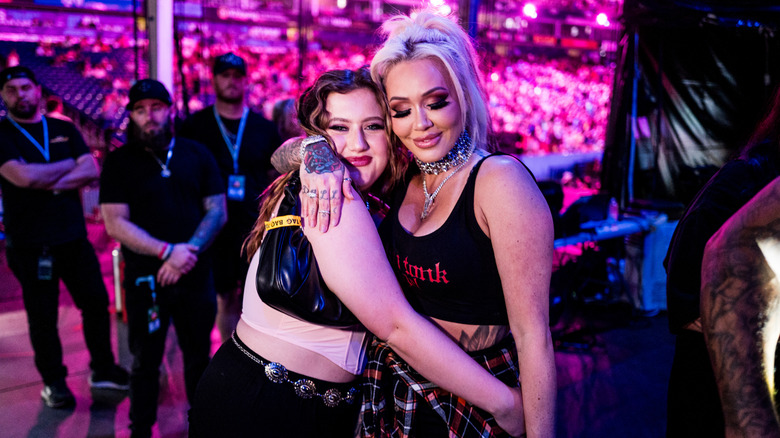Bailee Ann DeFord et Bunnie Xo partagent un câlin lors d'un concert
