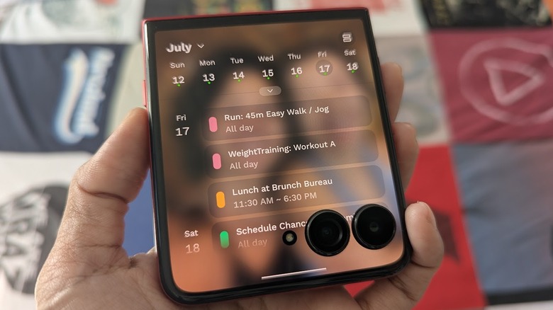 Écran extérieur du Motorola Razr Ultra 2025 affichant l'application de calendrier