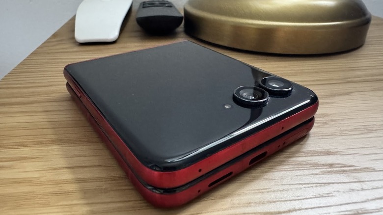 Un Motorola Razr Ultra 2025 plié et non utilisé sur une table de nuit