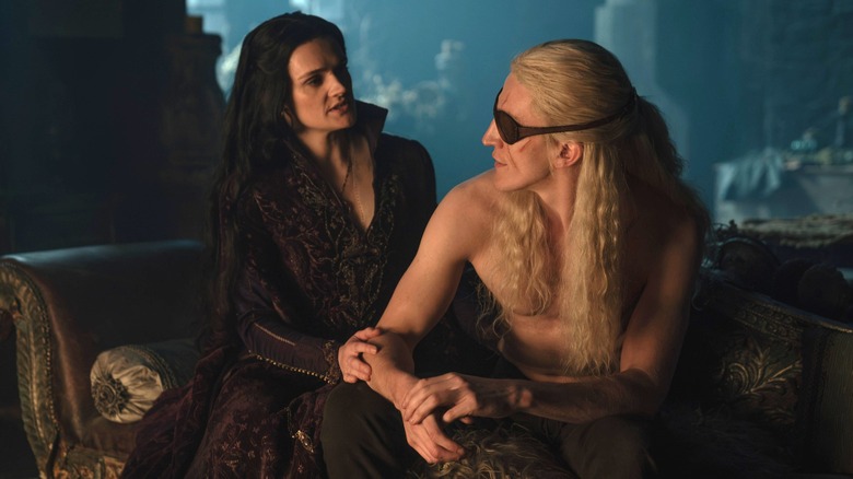 Gayle Rankin dans le rôle d'Alys Rivers réconfortant Ewan Mitchell dans le rôle d'Aemond Targaryen dans une pièce sombre de House of the Dragon