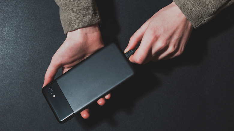 Une personne branche un téléphone Pixel pour le recharger