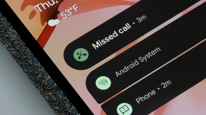 Un téléphone Android avec une notification d'appel manqué