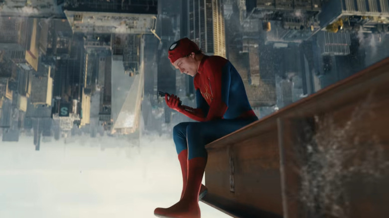 Peter Parker est assis la tête en bas et regarde son téléphone dans Spider-Man : Brand New Day